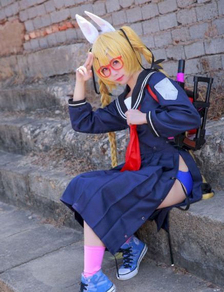 不扣纽扣女孩